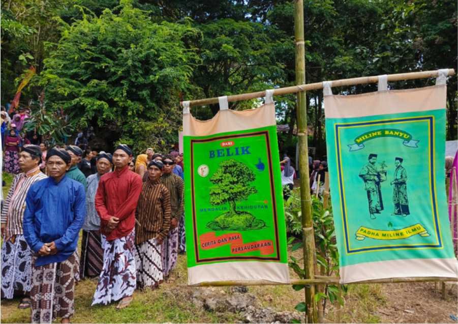 Pemuda di Gunungkidul Perbaiki Telaga yang Rusak Pakai Kotoran Sapi