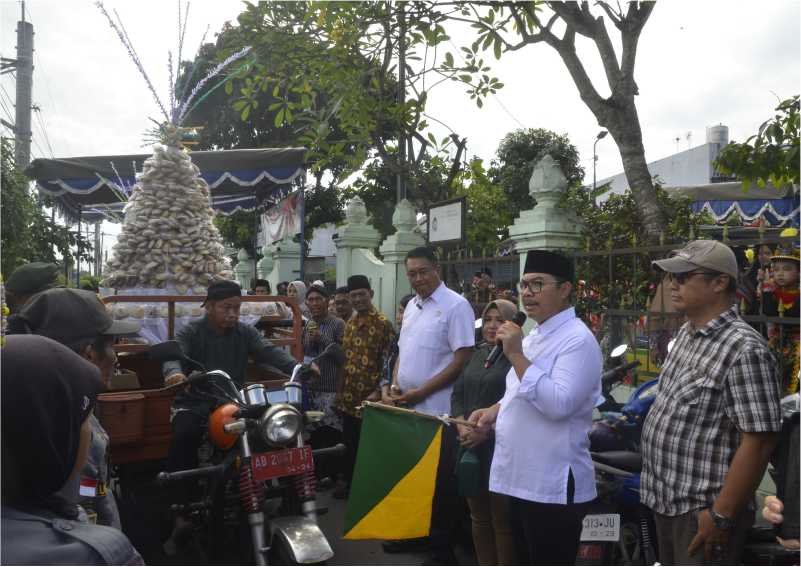 Kirab Gunungan Apem ke 13 Kampung Gendeng