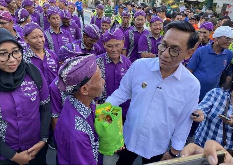 Kolaborasi Lembaga Sosial dan Dunia Usaha, 200 Parcel Dibagikan untuk Pekerja Stasiun Tugu