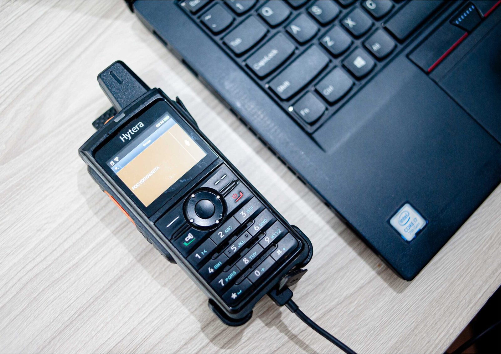 Komunikasi Cepat dan Stabil untuk Operasional Lapangan 3 Komunikasi Cepat dan Stabil untuk Operasional Lapangan - Solusi Radio Communication (HT) untuk Operasional Perusahaan